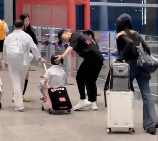 配资网股票配资 汪峰带女友韩国游玩，全程腻歪在一起！森林北指挥拍照女主范十足